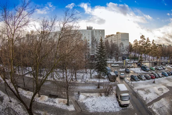 Pushkino, Russia, il 3 gennaio 2015. Una vista della città da una finestra della casa. Disgelo nell'inverno — Foto Stock