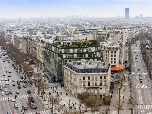 Париж, Франция, 27 марта 2011 года. Город пейзаж. Вид с Триумфальной арки . — стоковое фото