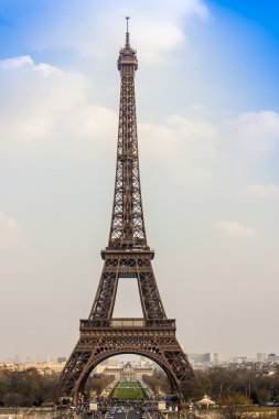 27 Mart 2011 tarihinde, Paris, Fransa. Şehir manzarası Eyfel Kulesi. Eyfel Kulesi Paris en tanınabilir yerler biridir