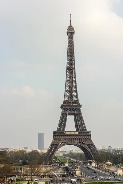 París, Francia, 27 de marzo de 2011. Un paisaje urbano con la Torre Eiffel. La Torre Eiffel es uno de los lugares más reconocidos de París — Foto de Stock