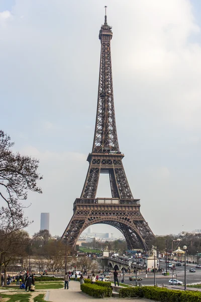 Paris, França, em 27 de março de 2011. Uma paisagem da cidade com a Torre Eiffel. A Torre Eiffel é um dos pontos turísticos mais reconhecidos de Paris — Fotografia de Stock