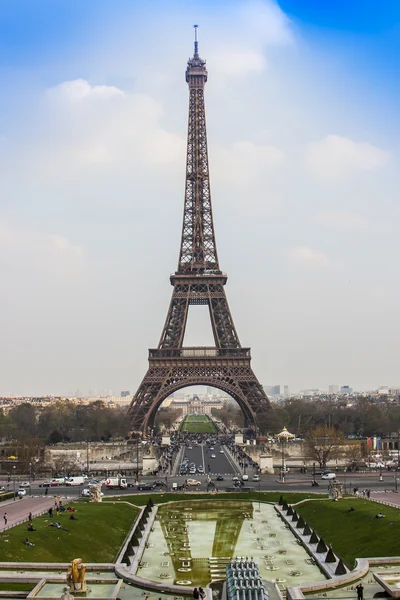 París, Francia, 27 de marzo de 2011. Un paisaje urbano con la Torre Eiffel. La Torre Eiffel es uno de los lugares más reconocidos de París — Foto de Stock