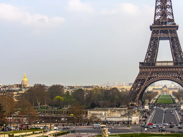 Parijs, Frankrijk, op 27 maart 2011. Een stad landschap met de Eiffeltoren. De Eiffeltoren is een van de meest herkenbare bezienswaardigheden van Parijs — Stockfoto