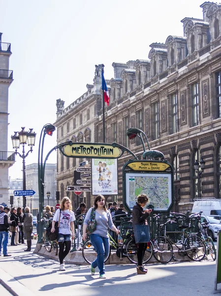 巴黎，法国，在 2011 年 3 月 24 日。注册到地铁站入口处的典型设计执行风格 Nouveau 艺术 — 图库照片