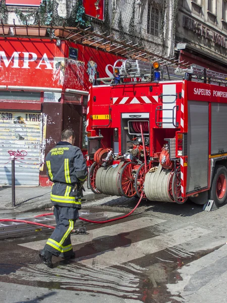 Parijs, Frankrijk, op 24 maart 2011. Brandweerlieden elimineren ontsteking in één van de huizen op de straat — Stockfoto