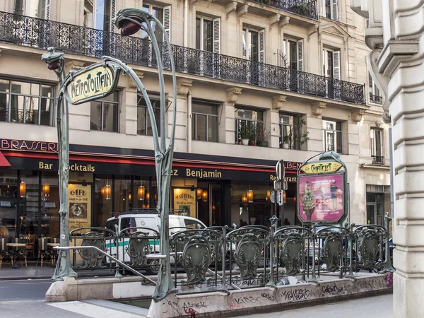 París, Francia, el 24 de marzo de 2011. El diseño típico de la formalización de la entrada al metro cumplido en el estilo Nouveau el arte — Foto de Stock