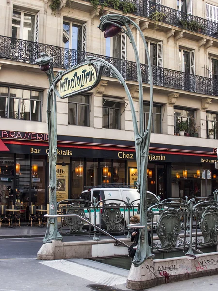 Paris, França, em 24 de março de 2011. O desenho típico do registro de uma entrada ao metrô realizado na arte de Nouveau de estilo — Fotografia de Stock