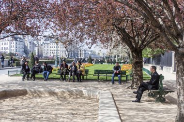 26 Mart 2011 tarihinde, Paris, Fransa. Kamu Parkı köşesinde