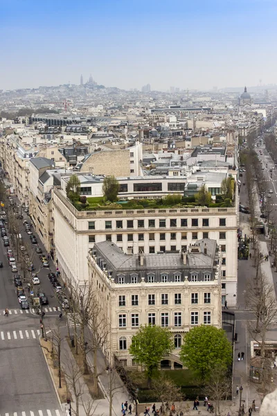 París, Francia, 26 de marzo de 2011. Una vista desde una plataforma de levantamiento en el Arco Triunfal — Foto de Stock