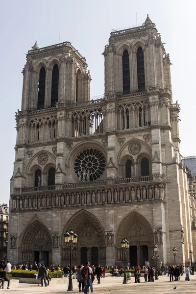 Paris, França, em 27 de março de 2011. Notre-Dame. Notre-Dame é um dos pontos turísticos mais conhecidos de Paris — Fotografia de Stock