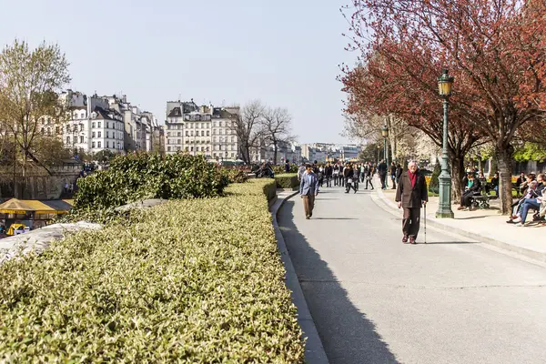 26 Mart 2011 tarihinde, Paris, Fransa. Kamu Parkı köşesinde