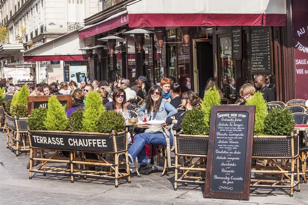 Paris, France, on March 29, 2011. Typical city landscape. People have a rest in summer cafe on the street — Stock Photo, Image