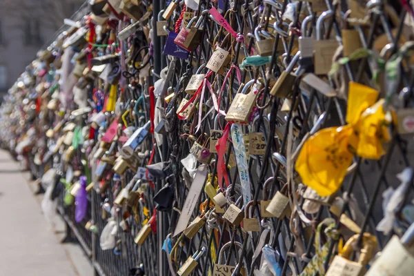 Paris, France, on March 28, 2011. Locks of lovers on the bridge through Seine — Stock Photo, Image