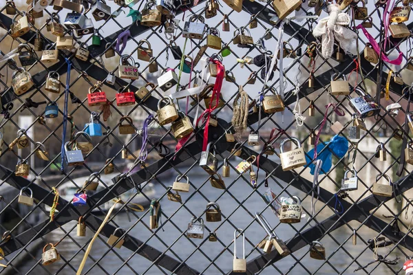 París, Francia, 28 de marzo de 2011. Cerraduras de amantes en el puente a través del Sena —  Fotos de Stock