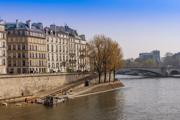 Paris, France, on March 29, 2011. Typical city landscape. A view of Seine, its embankments — Stock Photo, Image