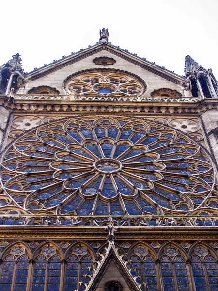 Paris, Frankrike, mars 27, 2011. Notre-Dame, glasmålning. Notre Dame är en av de mest kända sevärdheterna i Paris — Stockfoto