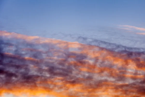Paesaggio paradisiaco. Le nuvole che sono luminosamente dipinte da raggi del sole di tramonto — Foto Stock