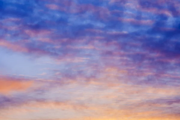 Небесный пейзаж. Облака, ярко окрашенные лучами закатного солнца — стоковое фото