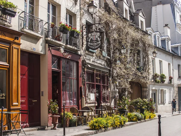 Paris, Frankreich, am 25. März 2011. Typische Stadtlandschaft. Blick auf die Straßen von Paris am Frühlingnachmittag — Stockfoto