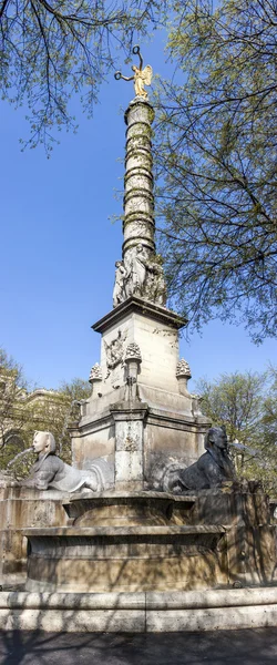 28 Mart 2011 tarihinde, Paris, Fransa. Chatelet Meydanı üzerinde zafer anıtı (1806) — Stok fotoğraf