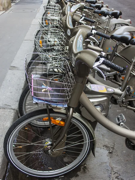 Paryż, Francja, 24 Marzec, 2011. Parkowania rowerów przeznaczonych do wynajęcia — Zdjęcie stockowe