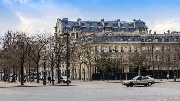 Paříž, Francie, 25 března 2011. Typické městské krajiny. Pohled na ulice Paříže v jarní odpoledne — Stock fotografie