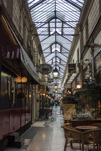 París, Francia, el 25 de marzo de 2011. Detalles arquitectónicos del paso parisino. Los pasajes son uno de los lugares históricos de París — Foto de Stock