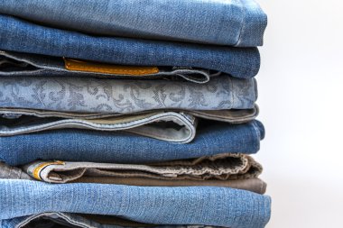 Bir yığın tarafından katlanmış farklı kot