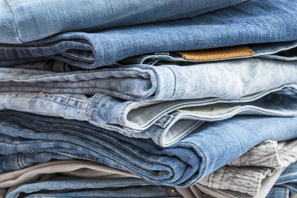 Pile de jeans de différentes nuances — Photo