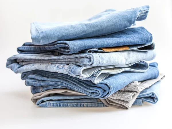 Pile med jeans av forskjellige nyanser – stockfoto