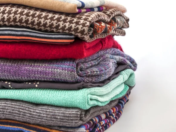 Diferente tricotado um jumper, posto por uma pilha — Fotografia de Stock