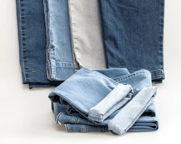 De jeans van verschillende tinten op een teller — Stockfoto