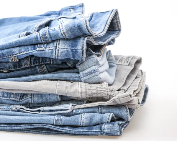 Les jeans de différentes nuances pliés par une pile sur un comptoir — Photo