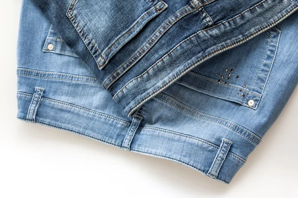 De jeans van verschillende tinten op een teller — Stockfoto