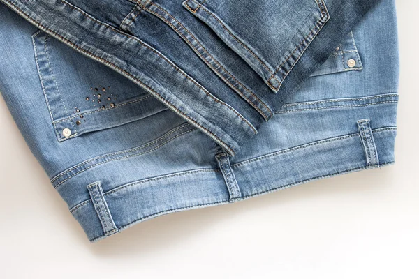 De jeans van verschillende tinten op een teller — Stockfoto