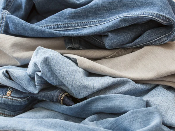 I jeans di varie ombre su un banco — Foto Stock