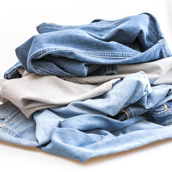 I jeans di varie ombre su un banco — Foto Stock