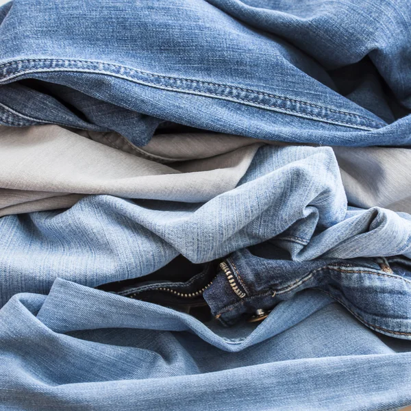 I jeans di varie ombre su un banco — Foto Stock