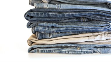 Bir yığın çeşitli tonlarında kot