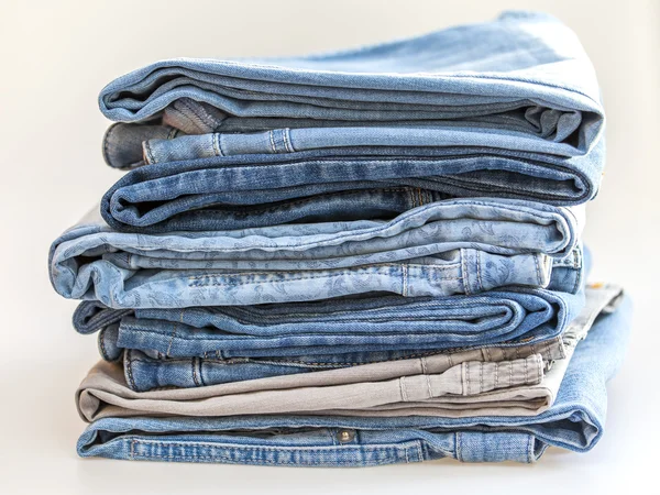 De jeans van verschillende tinten in een stapel — Stockfoto