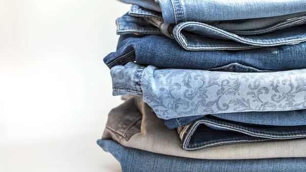 I jeans di varie tonalità in una pila — Foto Stock