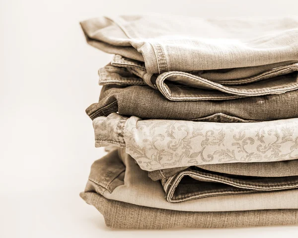 I jeans di varie tonalità in una pila — Foto Stock