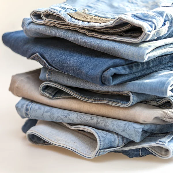 Jeans av olika nyanser i en hög — Stockfoto