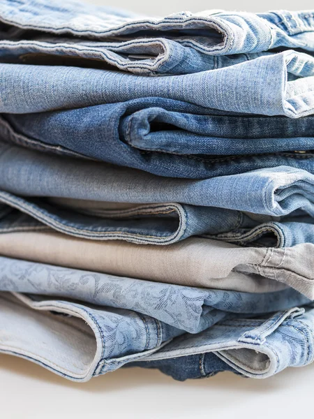 I jeans di varie tonalità in una pila — Foto Stock