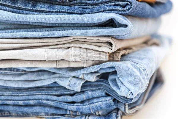 Jeans av indigo färg en Visa-fönstret i butiken — Stockfoto