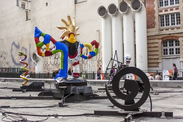 Parijs, Frankrijk, op 25 maart 2011. De fontein Stravinski (architect Jean Tengli) op Stravinsky plein in de buurt van het Centre Georges Pompidou — Stockfoto