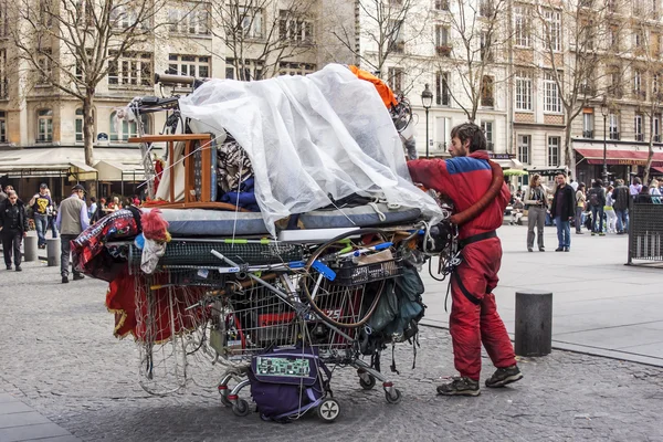 Parijs, Frankrijk, op 26 maart 2011. De daklozen op de Parijse straat — Stockfoto