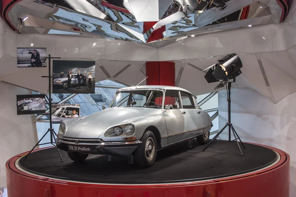Paris, France, on March 26, 2011. The historical Citroen model in showroom of the firm Citroen shop in Paris on the Champs Elysee — Stock Photo, Image