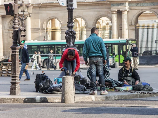 Parijs, Frankrijk, op 26 maart 2011. De homelesses op de Parijse straat — Stockfoto