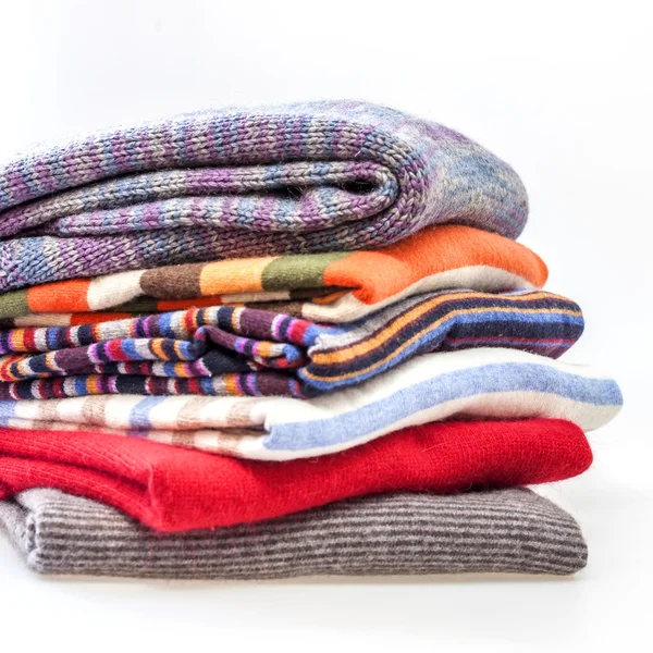 Stapel von Wollpullovern in verschiedenen Farben und Texturen — Stockfoto